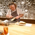 クッチーナ - 白茄子の皮をピーラーで剝かれてる