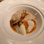 クッチーナ - 鶏肉の中は軽くレアさを残されていてジューシー
      皮は炭火で焼かれたようなスモーキーさ
      カリッと感があり香ばしく美味しい
      ソースはレンズ豆のトマトソース煮込み
      グラナパダーノとの相性も抜群に良いよねえ❕