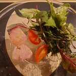 クッチーナ - そこに酢橘で爽やかさの加えられた塩味のない鰤と
      合わせて食べると丁度よい塩加減となった
      
      ルッコラの苦みがカルパッチョの味わいを締めてて
      これも美味しい