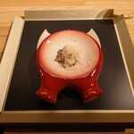 クッチーナ - ◯日間賀島のタコ
      日間賀島の蛸に発酵レモン
      30ヶ月熟成のコンテチーズが掛けられている
      との説明