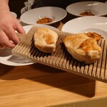 クッチーナ - 炭火焼されてるであろう地鶏の焼き上がり後
      スライス前の写真