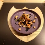 クッチーナ - ◯飛騨牛レバーのグリル❔
      たまたま入ったので焼いてみました、との説明
      
      軽くレア気味に焼かれて
      ほんのり生感の残る美味しい味わいの飛騨牛レバー