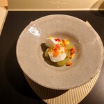 クッチーナ - ◯シャインマスカットのカプレーゼ
      シャインマスカットを高山で作った
      モッツアレラチーズでカプレーゼにしました
      どうぞ〜　との説明