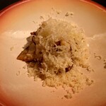 クッチーナ - プリップリなタコにマイルドな深みあるチーズの味わい
      苦みで味わいが締まってて良い感じだけど
      これはオリーブオイルとレモンの汁なのかな❔
      
      これも美味しい味わいだよねえ❕