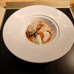 クッチーナ - ◯地鶏
      地鶏の胸肉のスライスと
      下にはミモリータ、トスカーナの郷土料理で
      野菜のトマト煮のソースとなる
      
      そしてバジルオイル入り温玉
      
      上にかかっているのはグラナパダーノというチーズ
      との説明