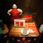 クッチーナ - ミシュラン一つ星の盾とミシュランマンの人形