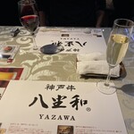 Koube Gyuu Yazawa - ウェルカムドリンクで赤ワインとスパークリングワインをチョイス