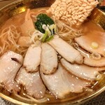 夕焼けラーメン - 夕焼け（生姜醤油）ラーメン（￥８００）、チャーシュートッピング（￥１００）