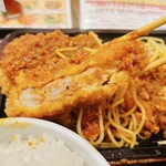 わ楽 - とんかつ　断面　重くてリフトアップできず