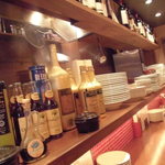 Italian Bar Spello - カウンター：赤いタイルが可愛いですね。