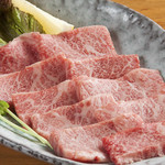 yakinikuhorumombibahausu - 国産和牛の上品でコクのある『特上バラ』厳選されたバラ肉は、上品でコクがあります。赤身とバランスのとれた、さっぱりとして甘みのある脂が特徴。