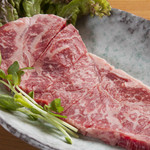yakinikuhorumombibahausu - 厳選された特選牛を堪能できる『特上ロース』きめ細かいサシが見事な入り具合の肉厚『特上ロース』は、焼き始めるとすぐに脂がとろけて食べ応え抜群。