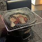 炭火焼肉うしまつ - 七輪です