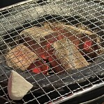 炭火焼肉うしまつ - 手前は牛脂