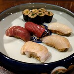 Ba Ando Sushi Konto Haku - 握り５貫と巻物