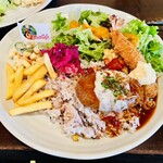 Tina's Cafe - 15分程で提供、盛り盛りシャキシャキサラダにサッパリドレッシングが美味い。マカロニサラダは家庭的な味付け。唐揚げは生姜が効いてジューシー。フライドポテトは塩が効いて旨い。ビールが欲しくなる一皿。