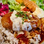 Tina's Cafe - お肉感が味わえるふわふわしっとりハンバーグ。ほのかな酸味もあるソースも美味しい。エビフライも嬉しくコレで950円は満足。