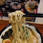 俺の中華たなか家 - 麺リフト⤴️自家製太麺にスープがシッカリ絡んできます(๑´ڡ`๑)