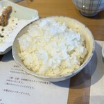 竈 - 2杯目の大盛り。甘さ控えめ。キラキラ輝くご飯。
