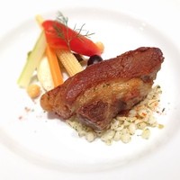ブラッスリー エディブル - ランチ1000円
                豚カリッと焼いてある。
                添えものはピクルス