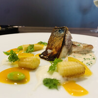 DRAQUIRE - ②【魚】
                    鯖のソテー、ベビーコーン、枝豆、黄色トマト、3種のソース（魚卵：鯖？の乳化、パッションフルーツのピューレ、蕪のエスプーマ）