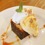 ビストロ カフェ デリ ポキナ369 - デザートのクルミパウンドケーキとバニラアイス生クリーム添え