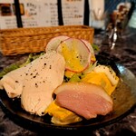 御苑バル - ⚫スペインオムレツと鶏ハムサラダ　ボリューム満点や～