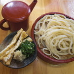 手ぶちうどん 吉平 - もりうどん（並盛）　630円　　吉平の「打ちたてガッシリ手打ち麺」の素朴な味わいを、冷たい汁でお楽しみ頂きます。