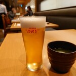 鉄板焼 天 - 生ビール(950円)と緑茶(700円)