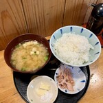 田中鮮魚店 - ごはんと味噌汁のセットには、生ニンニクとたなかのふしも付いてきます。