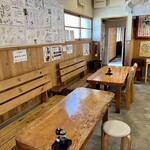 田中鮮魚店 - 店内はテーブル席とカウンター席でこじんまり。