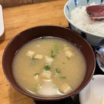 田中鮮魚店 - 味噌汁は麦味噌ベースで甘めです。