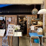 田中鮮魚店 - 平日の11時頃、この日は空いていました。
