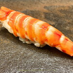 日本ばし さく間 - 車エビ 茹でたてマルを目の前で手剥きしてくれました