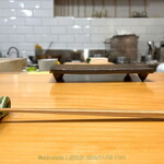 日本ばし さく間 - お箸の置き方 武士の刀のよう