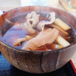 本手打ちうどん庄司 - 肉汁うどん 中盛 980円
            醤油が強く、かどを残したままで甘味は弱い。
            かつお出汁に、豚肉のうま味とコク、玉ねぎ！の甘味
            豚バラの、旨味と脂が染み出てコク深い、
            そして焼長ネギ香りがGood！