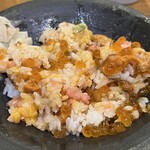 Tsukiji Itadori Unitora - 全てを一緒に食べるとこも、おすすめとの事
                      　　　　　　　　　　　　　終盤に軽く混ぜました！