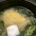 鮨よし - お寿司に付く味噌汁   今日はワカメとカワハギ