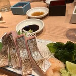 魚の店 オカモ倶楽部 - 鰆を炙ることで更に美味しい