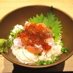 Tenkai - 鮭といくらの親子丼、大葉、葱小口切り。