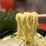 Katakura Yamatoya - 家系ラーメンらしく麺の長さは短めで、
      ズズッズズッと2すすりで
      お口の中にしっかりダイレクトイン。