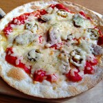 生ソーセージバル LECKER - 生ソーセージとハラペーニョのピザ