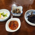 Mingei Sabou - 定食のおかず
                        イカの塩辛は甘めのベースに唐辛子の辛さを合わせたピリ辛が独特で初めての味
                        この塩辛だけ売って欲しい