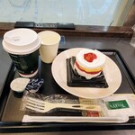 TULLY's COFFEE - ホグワーツ クリスマス ベリートライフルケーキとアイスコーヒー、940円