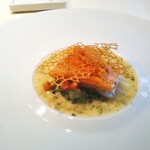 シェ松尾・松濤レストラン - ノルウェー産　サーモンのミキュイ　蕪のエチュベ　デュクレレソース