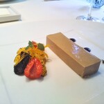 シェ松尾・松濤レストラン - フォアグラと鶏白レバーのパルフェ　熟成したバルサミコ酢とフランボワーズのアクセント