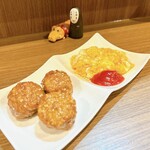 鉄板工房 なかむら - [酒の友 二種盛り]から
スクランブルエッグと肉団子