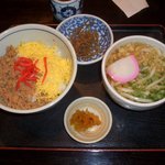 かつら亭 - そぼろご飯と小うどんのセット。