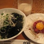 元氣七輪焼肉 牛繁 - ユッケ刺と韓国海苔のタレご飯