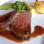 とよたま - ビーフステーキ、ポテトのグラタン、グリーンピースのソース